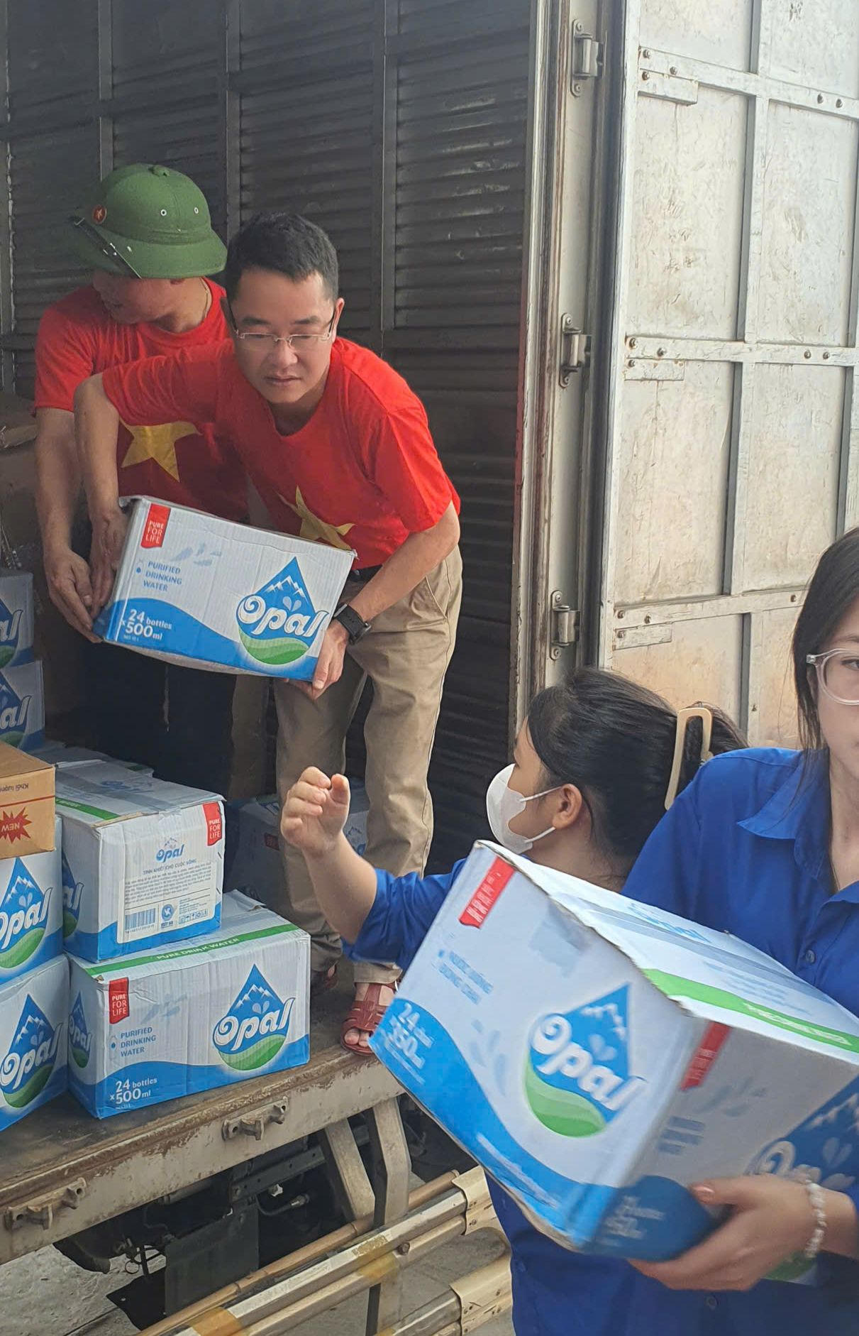 Báo Pháp luật Việt Nam trao quà hỗ trợ người dân Yên Bái