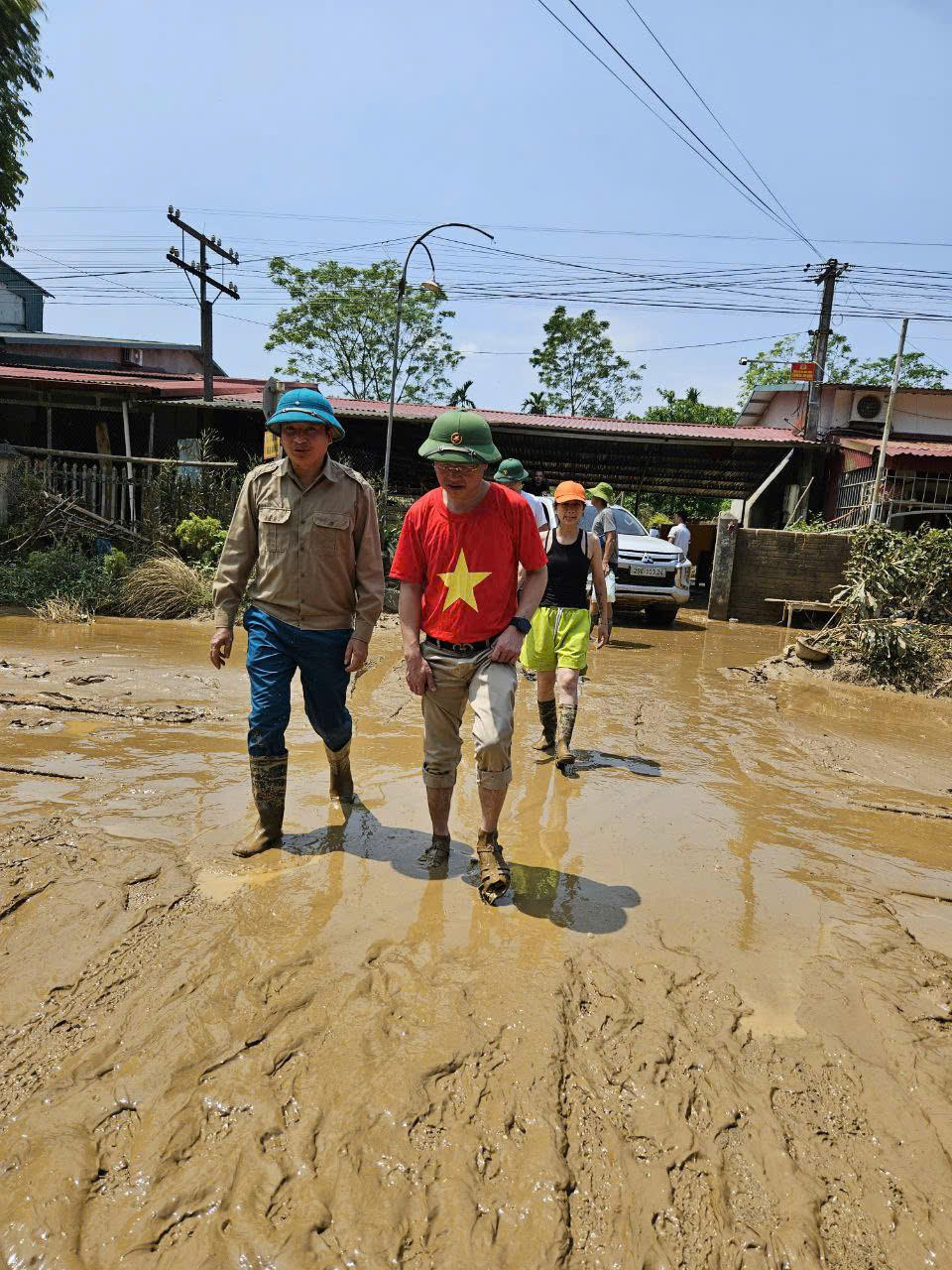 Báo Pháp luật Việt Nam trao quà hỗ trợ người dân Yên Bái