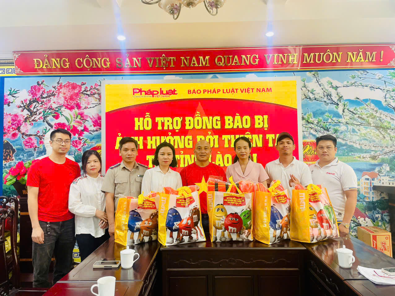 Xúc động hành trình Báo Pháp luật Việt Nam đến với 'tâm lũ' Lào Cai