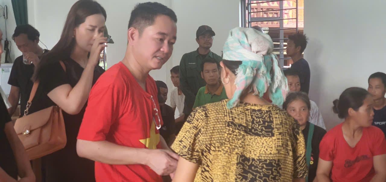 Xúc động hành trình Báo Pháp luật Việt Nam đến với 'tâm lũ' Lào Cai