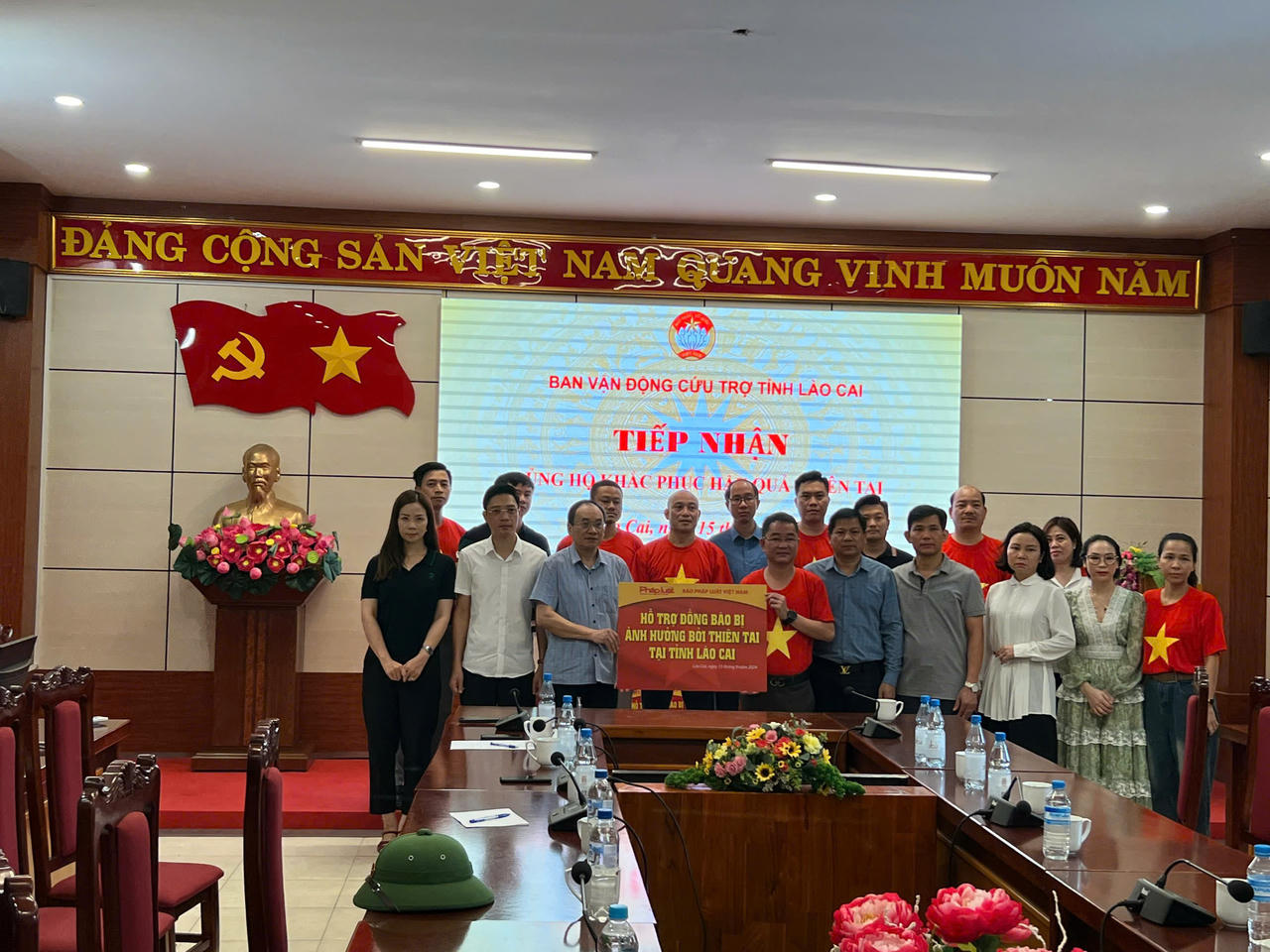 Xúc động hành trình Báo Pháp luật Việt Nam đến với 'tâm lũ' Lào Cai