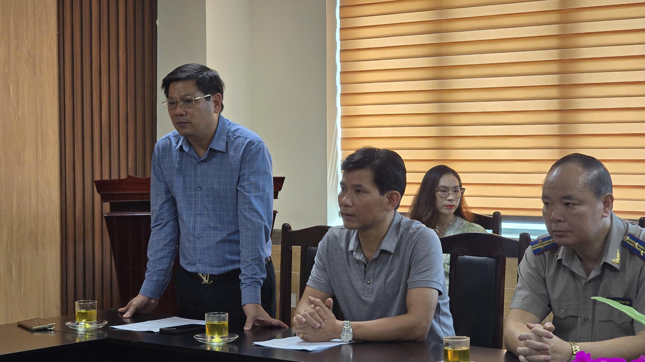 Thứ trưởng Bộ Tư pháp Nguyễn Thanh Tịnh thăm, động viên công chức, viên chức ngành Tư pháp và THADS tỉnh Lào Cai bị thiệt hại do cơn bão số 3