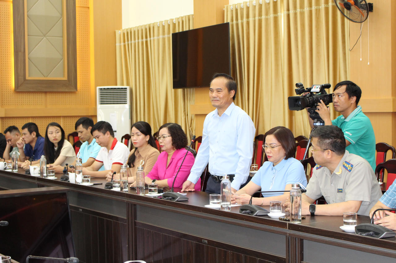 Thứ trưởng Bộ Tư pháp Nguyễn Thanh Tịnh thăm, động viên đồng bào tỉnh Tuyên Quang