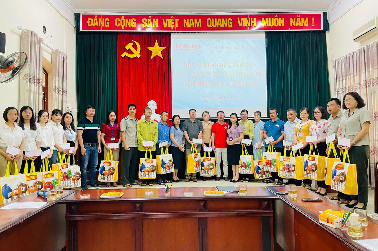 250 suất quà của bạn đọc báo Pháp luật Việt Nam được gửi tới đồng bào tỉnh Bắc Kạn