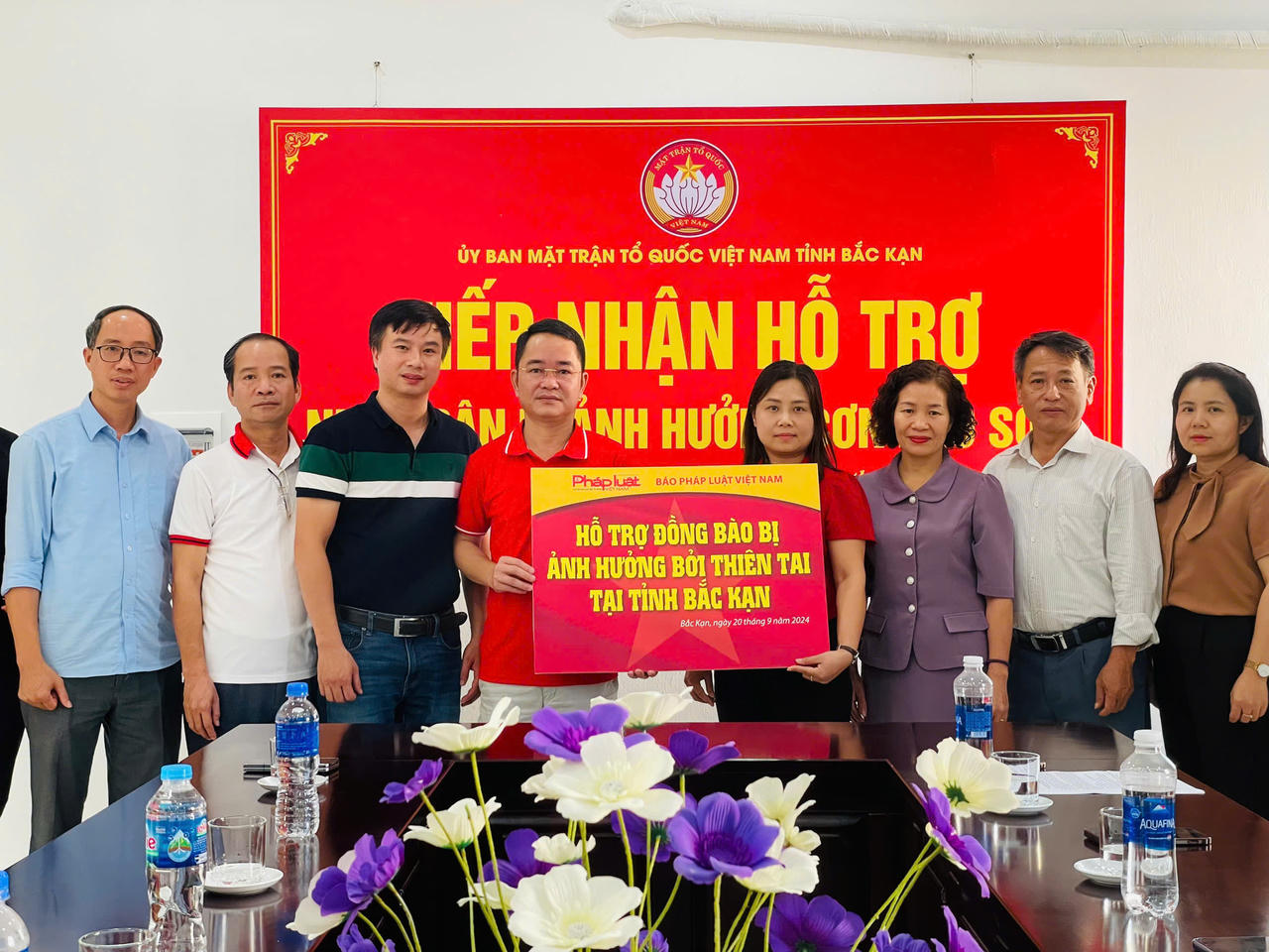 Hàng rau “không bán” chỉ tặng và những chuyến xe ấm lòng người dân Bắc Kạn 