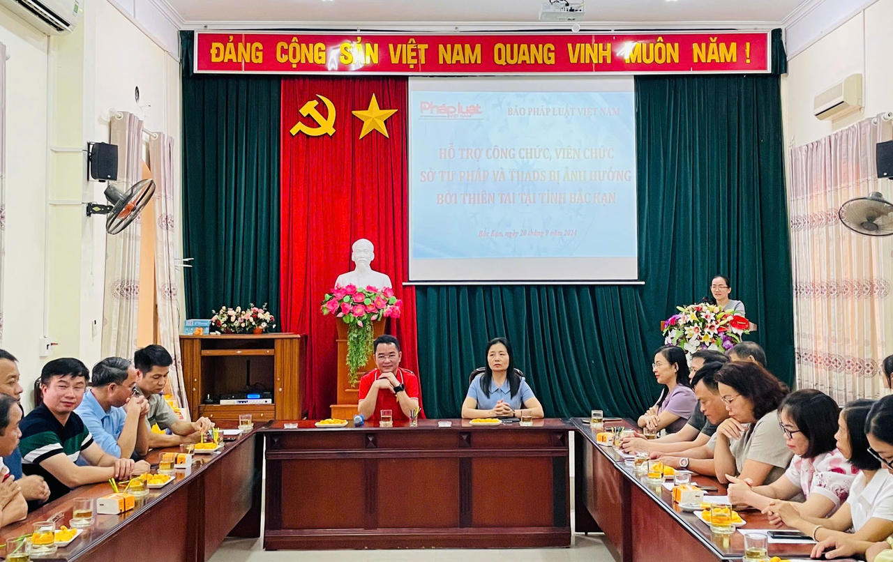 250 suất quà của bạn đọc báo Pháp luật Việt Nam được gửi tới đồng bào tỉnh Bắc Kạn