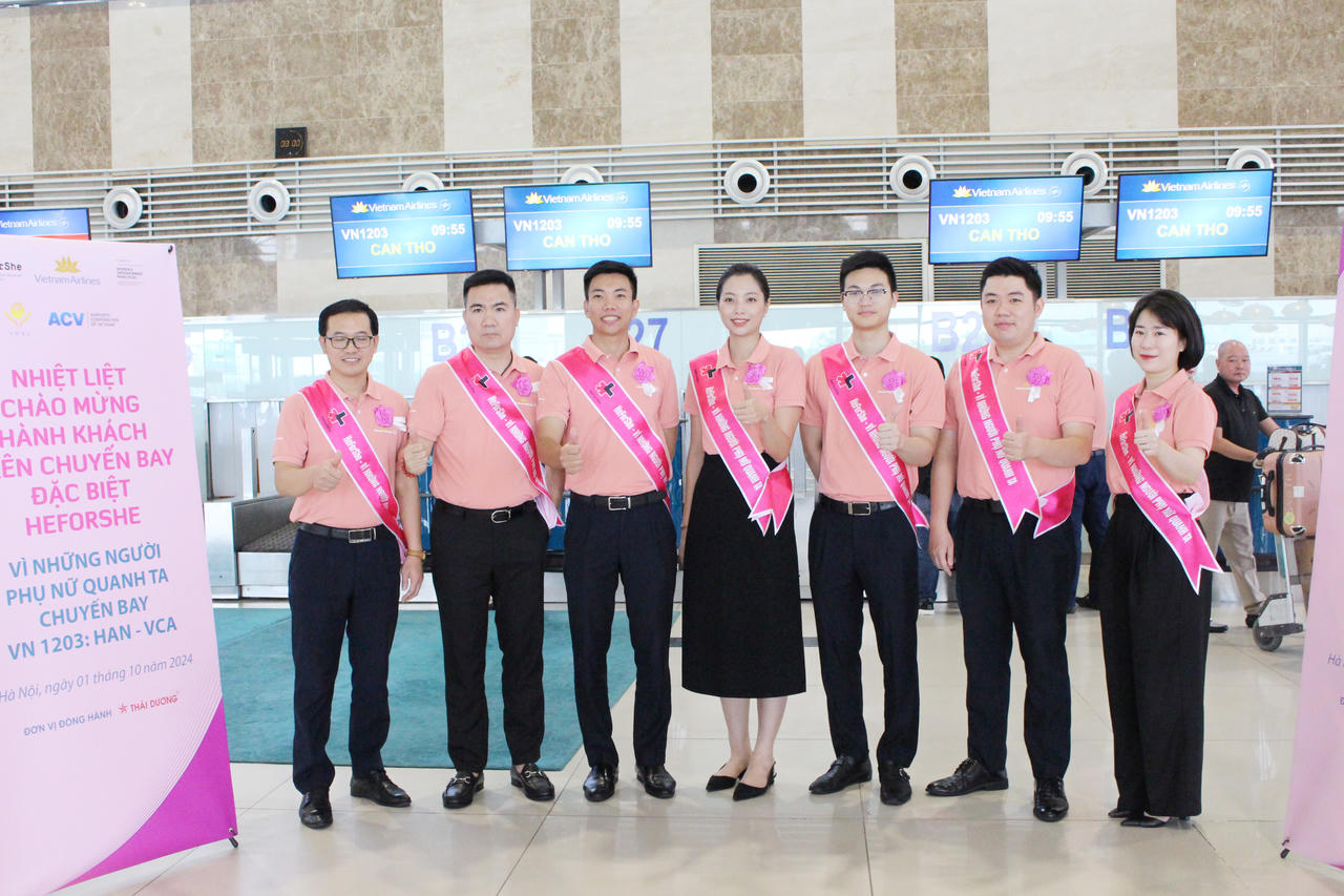 HeForShe - Bay trong màu hồng sẻ chia, cùng Vietnam Airlines hướng tới tháng bình đẳng giới