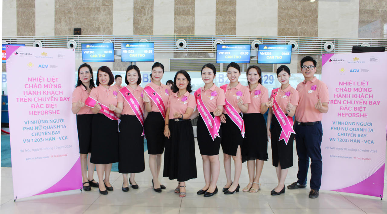HeForShe - Bay trong màu hồng sẻ chia, cùng Vietnam Airlines hướng tới tháng bình đẳng giới
