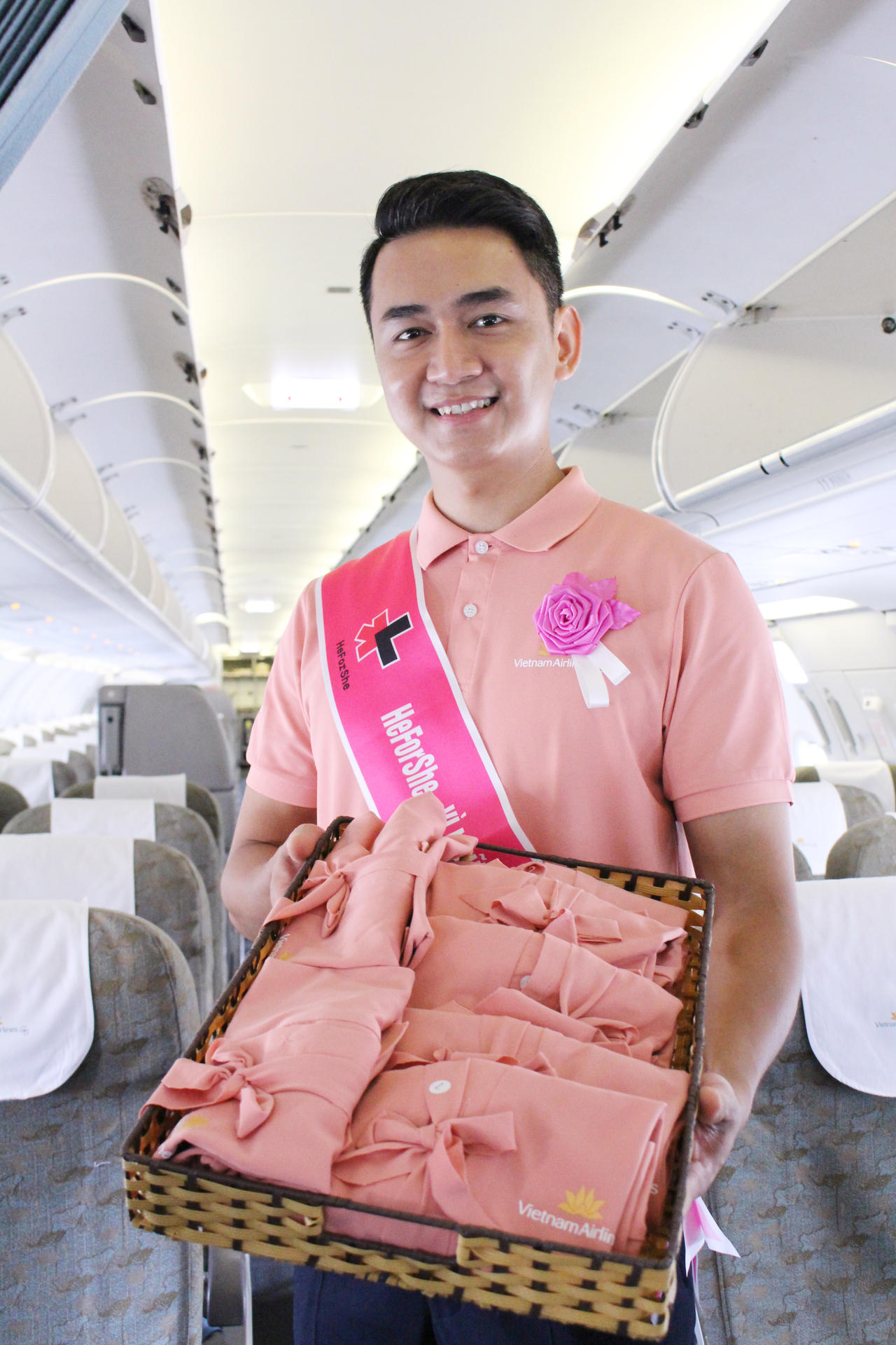 HeForShe - Bay trong màu hồng sẻ chia, cùng Vietnam Airlines hướng tới tháng bình đẳng giới