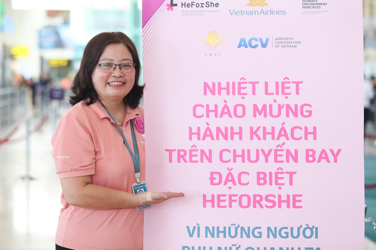 HeForShe - Bay trong màu hồng sẻ chia, cùng Vietnam Airlines hướng tới tháng bình đẳng giới