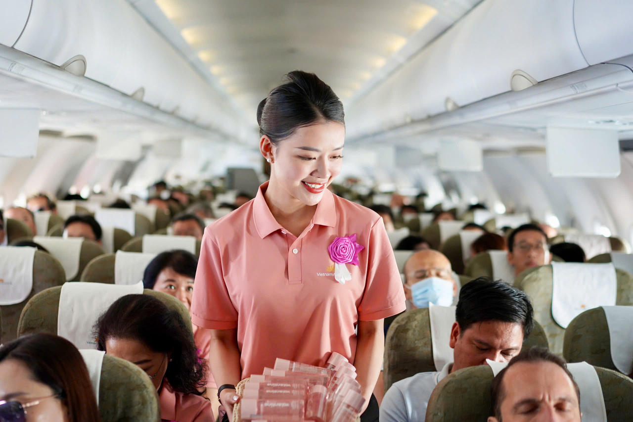 HeForShe - Bay trong màu hồng sẻ chia, cùng Vietnam Airlines hướng tới tháng bình đẳng giới