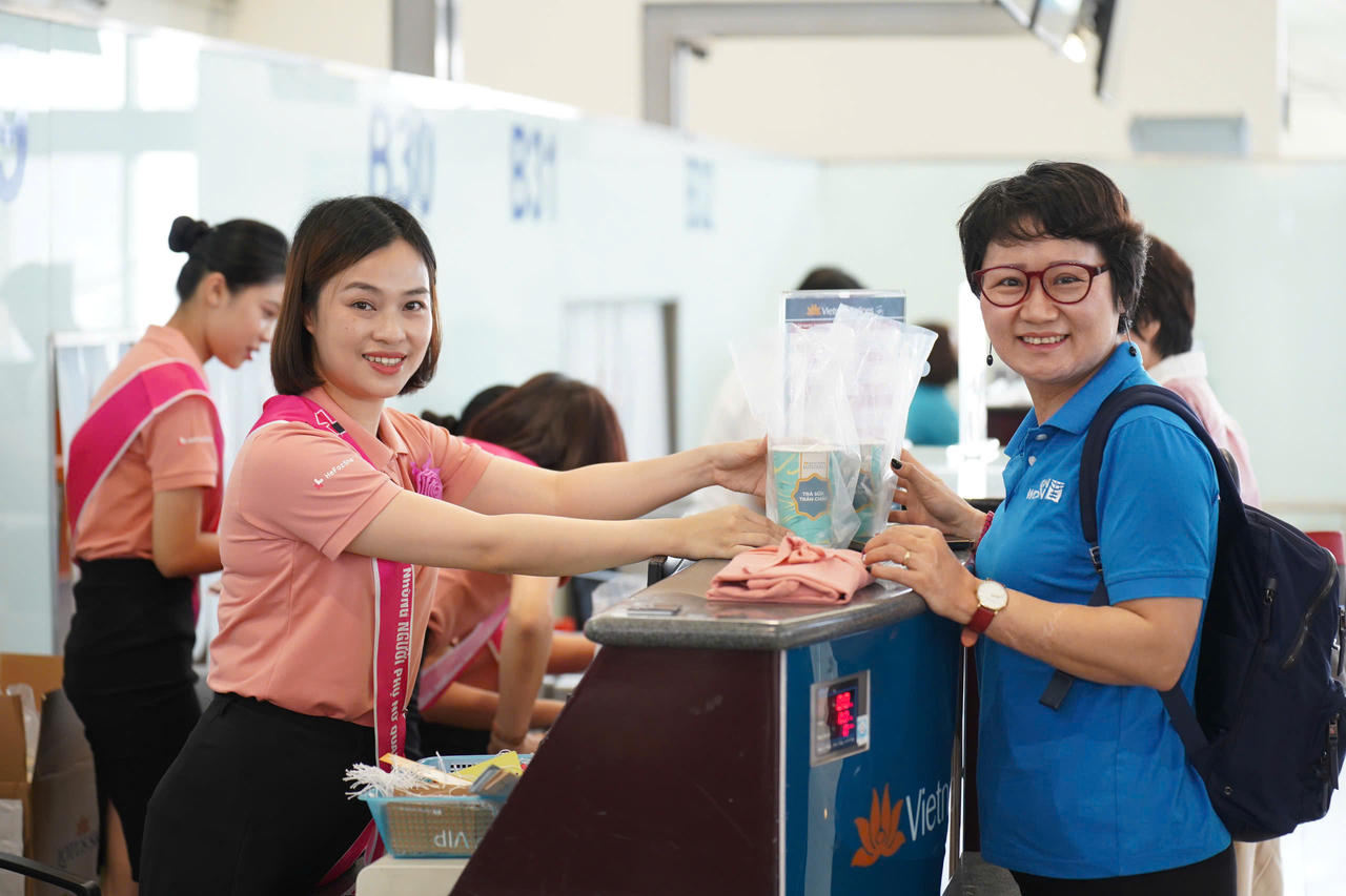 HeForShe - Bay trong màu hồng sẻ chia, cùng Vietnam Airlines hướng tới tháng bình đẳng giới