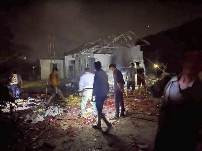 Nổ tung nóc nhà một gia đình ở Bắc Giang