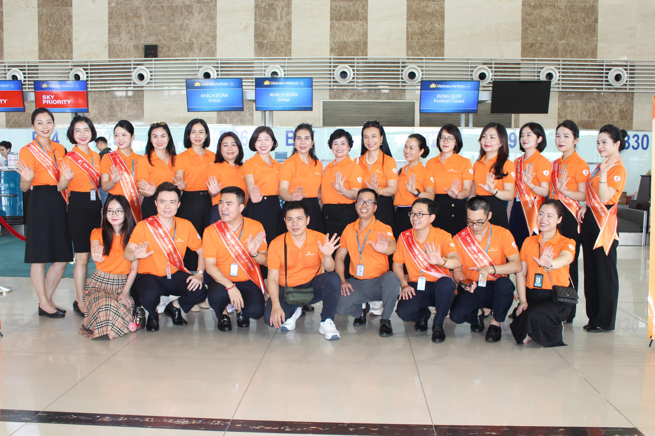 Hơn 300 người cùng Vietnam Airlines "Tô cam bầu trời" vì bình đẳng giới