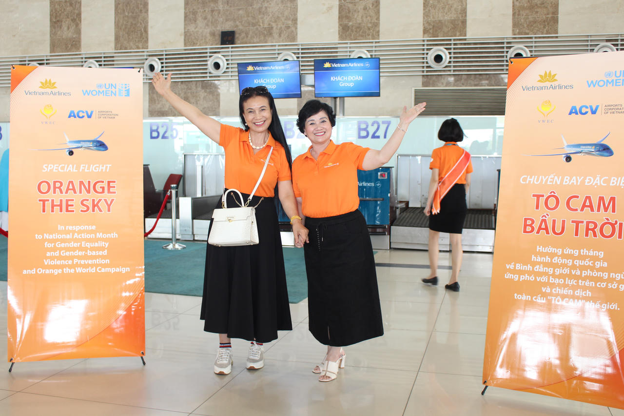 Hơn 300 người cùng Vietnam Airlines "Tô cam bầu trời" vì bình đẳng giới