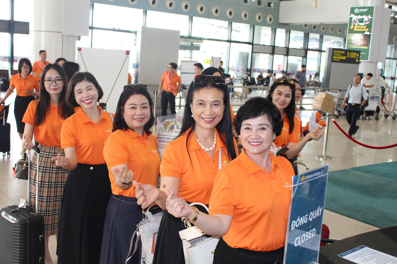 Hơn 300 người cùng Vietnam Airlines "Tô cam bầu trời" vì bình đẳng giới