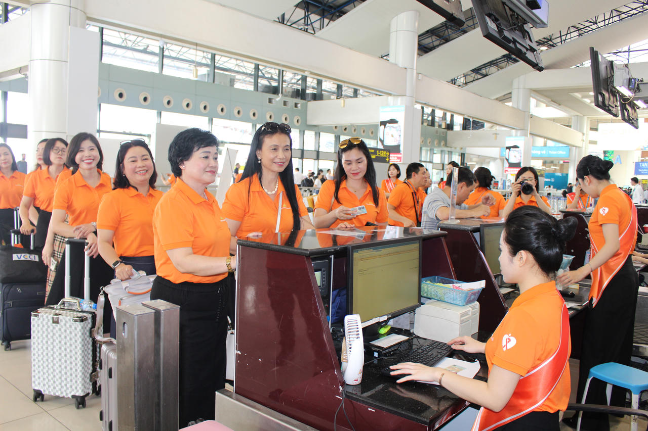 Hơn 300 người cùng Vietnam Airlines "Tô cam bầu trời" vì bình đẳng giới