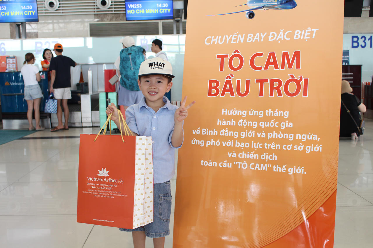 Hơn 300 người cùng Vietnam Airlines "Tô cam bầu trời" vì bình đẳng giới