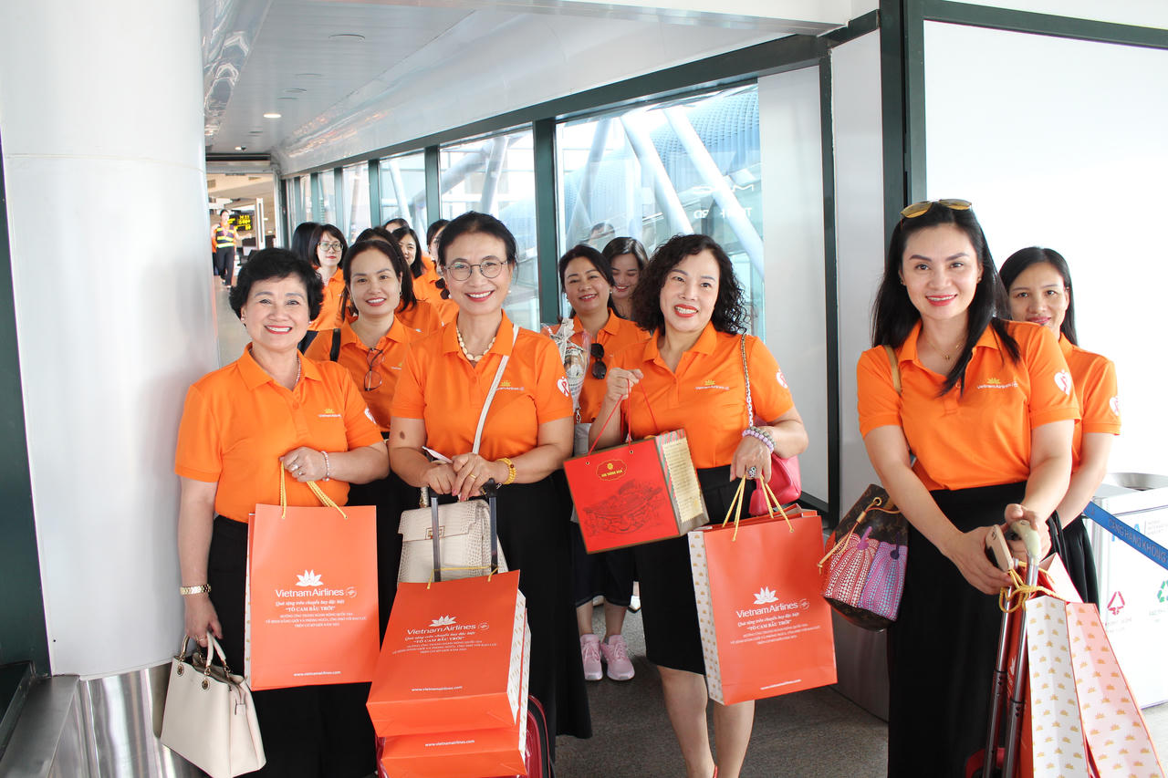 Hơn 300 người cùng Vietnam Airlines "Tô cam bầu trời" vì bình đẳng giới