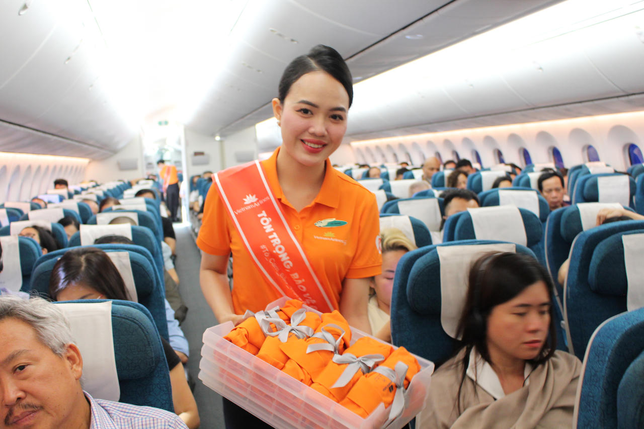 Hơn 300 người cùng Vietnam Airlines "Tô cam bầu trời" vì bình đẳng giới