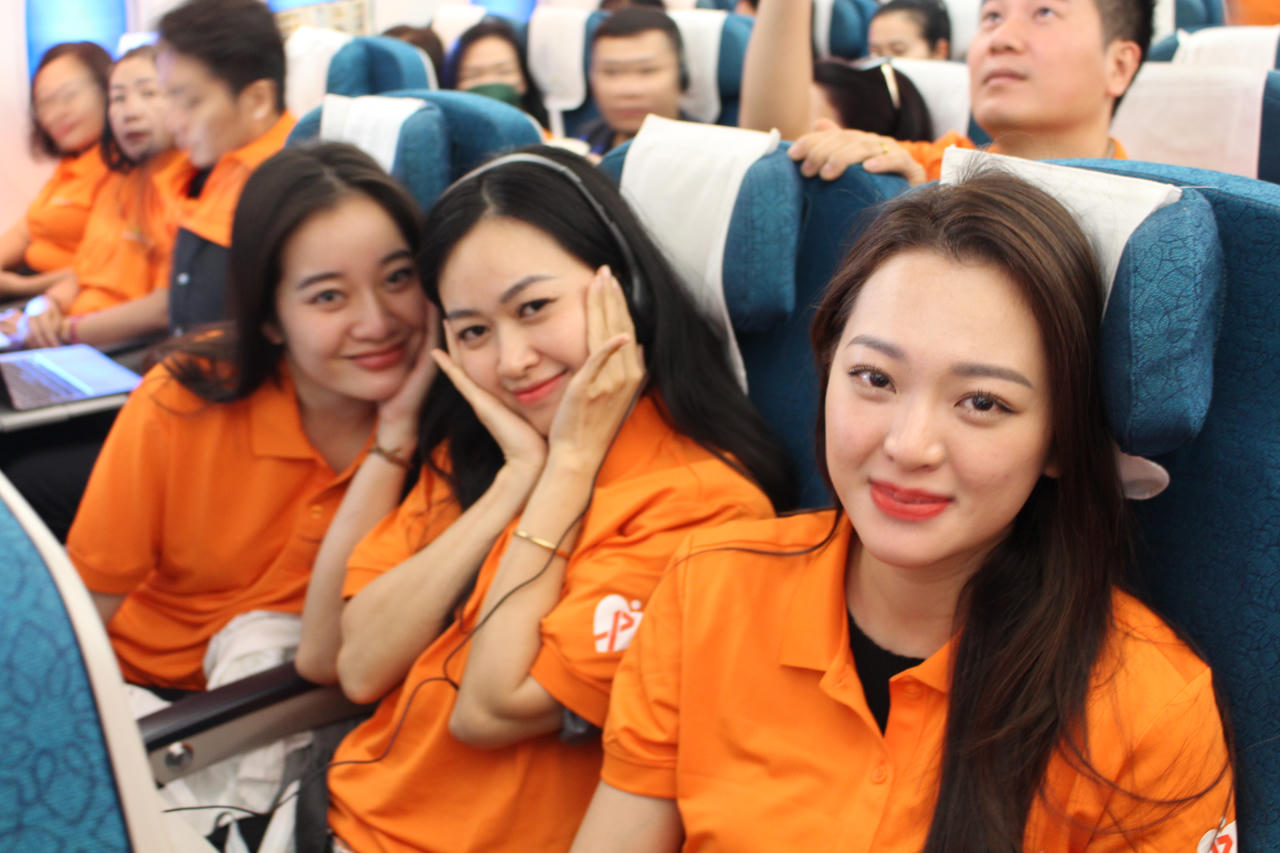 Hơn 300 người cùng Vietnam Airlines "Tô cam bầu trời" vì bình đẳng giới