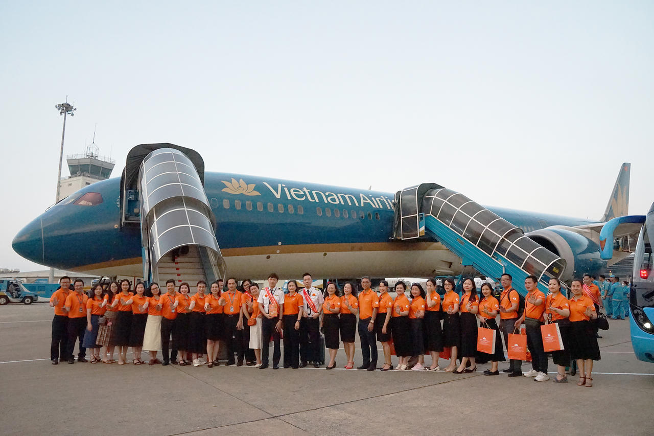 Hơn 300 người cùng Vietnam Airlines "Tô cam bầu trời" vì bình đẳng giới