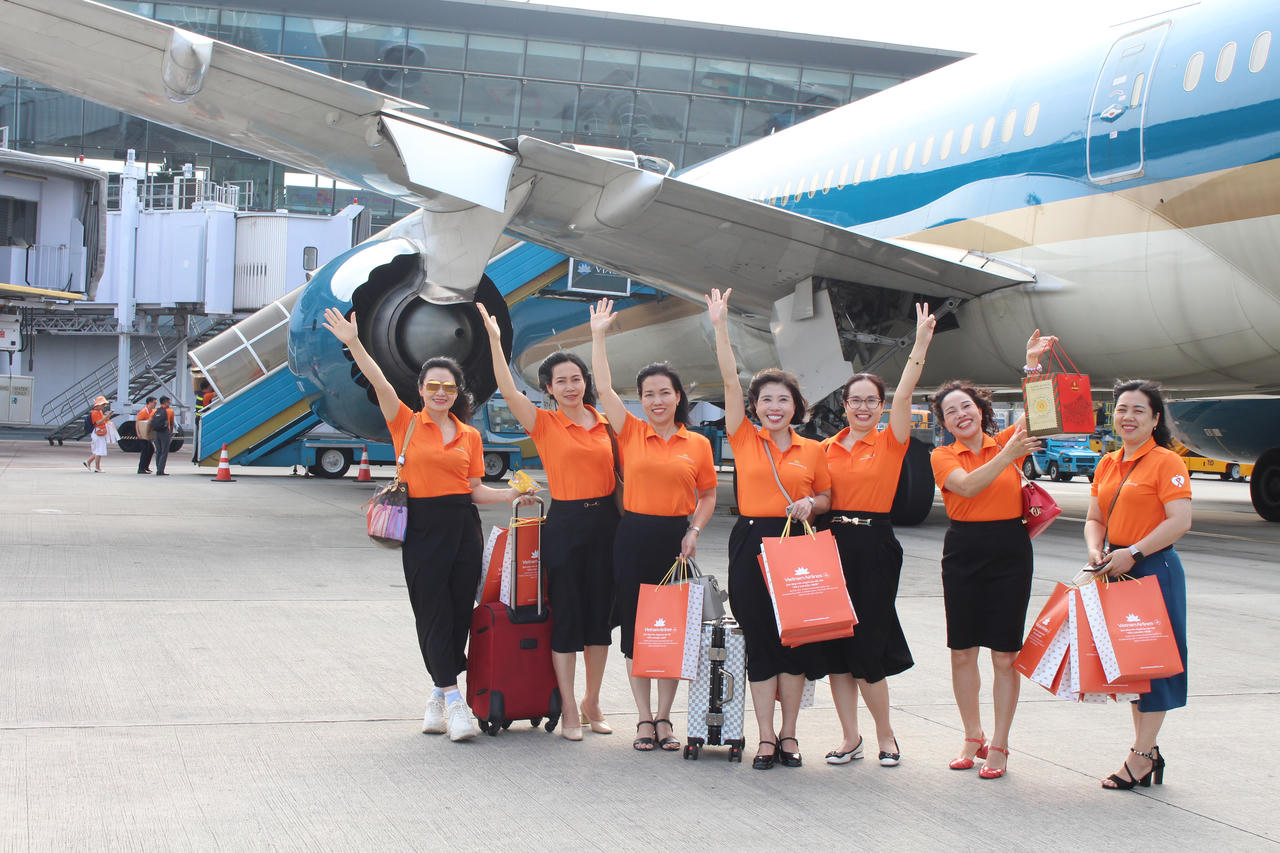 Hơn 300 người cùng Vietnam Airlines "Tô cam bầu trời" vì bình đẳng giới