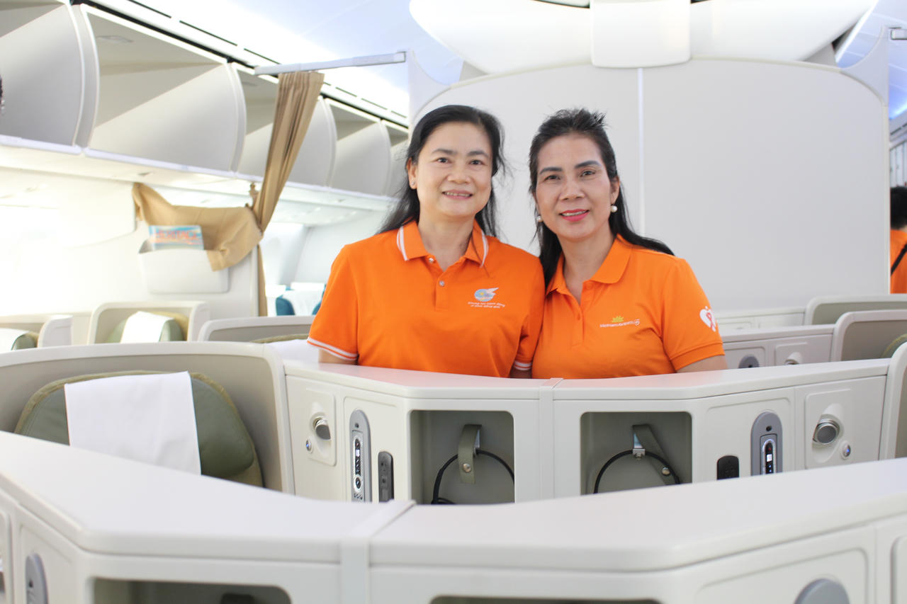 Hơn 300 người cùng Vietnam Airlines "Tô cam bầu trời" vì bình đẳng giới