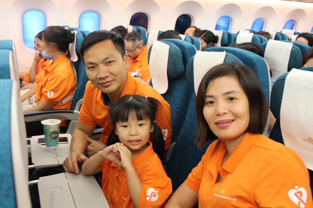 Hơn 300 người cùng Vietnam Airlines "Tô cam bầu trời" vì bình đẳng giới