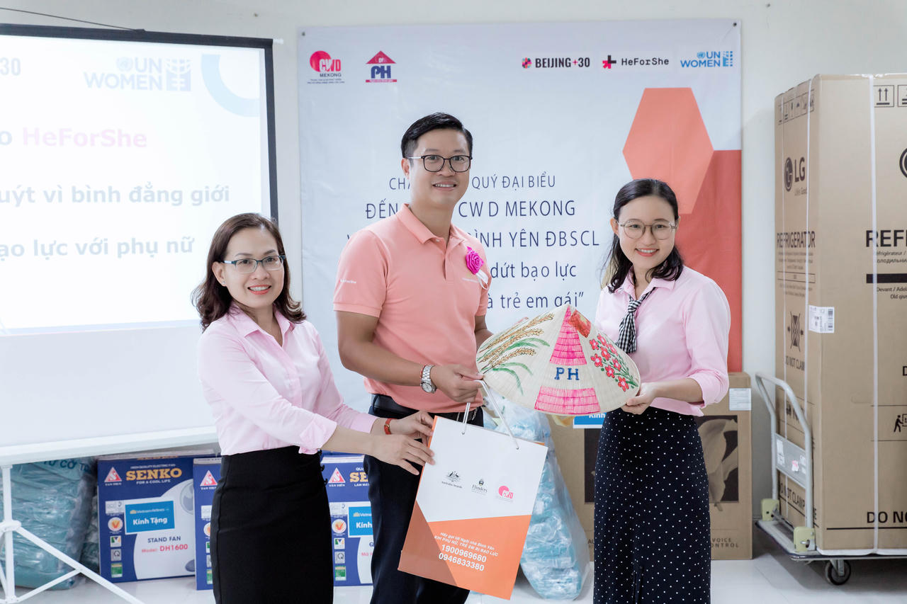 Những người ghép sắc màu trong Ngôi Nhà Bình Yên