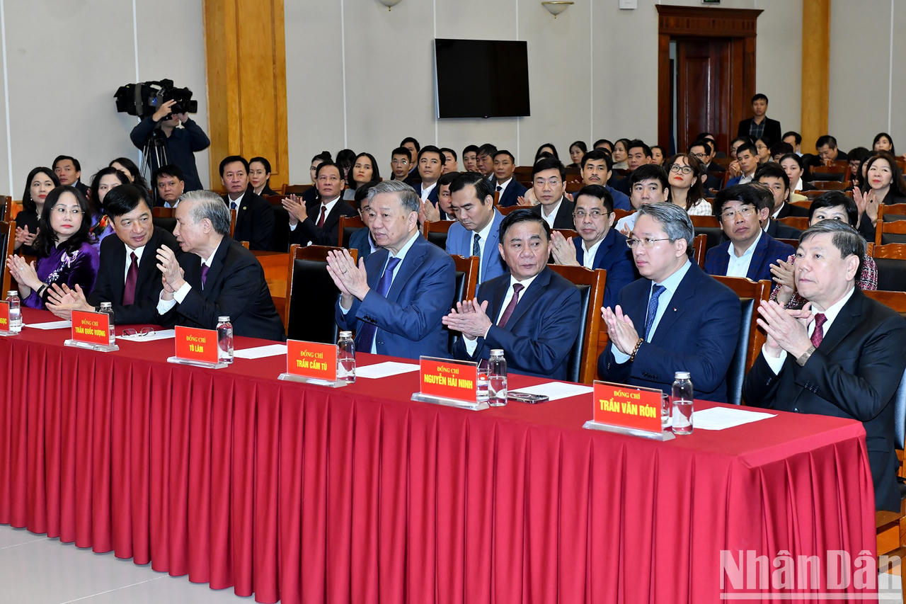 Trao Huy hiệu 45 năm tuổi đảng tặng đồng chí Trần Quốc Vượng