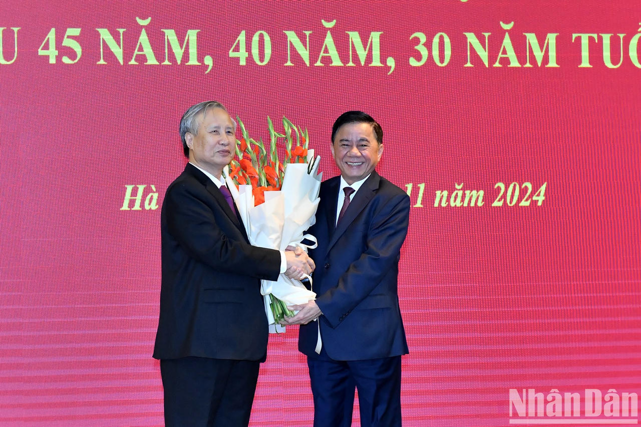 Trao Huy hiệu 45 năm tuổi đảng tặng đồng chí Trần Quốc Vượng