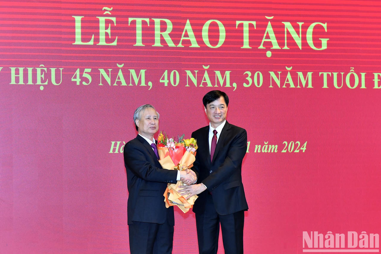 Trao Huy hiệu 45 năm tuổi đảng tặng đồng chí Trần Quốc Vượng