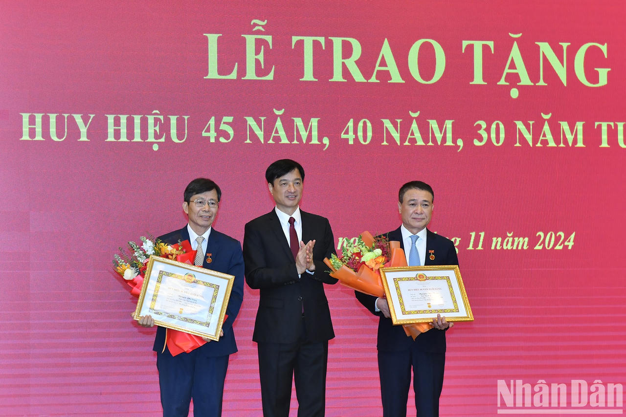 Trao Huy hiệu 45 năm tuổi đảng tặng đồng chí Trần Quốc Vượng