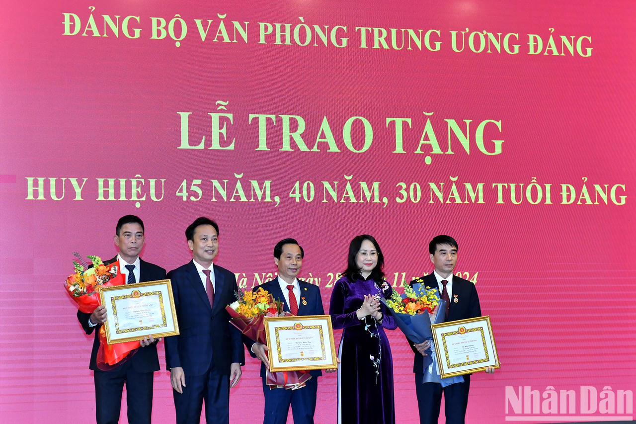 Trao Huy hiệu 45 năm tuổi đảng tặng đồng chí Trần Quốc Vượng