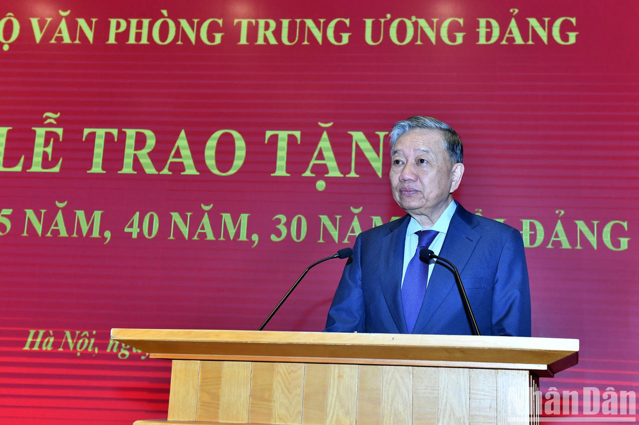 Trao Huy hiệu 45 năm tuổi đảng tặng đồng chí Trần Quốc Vượng