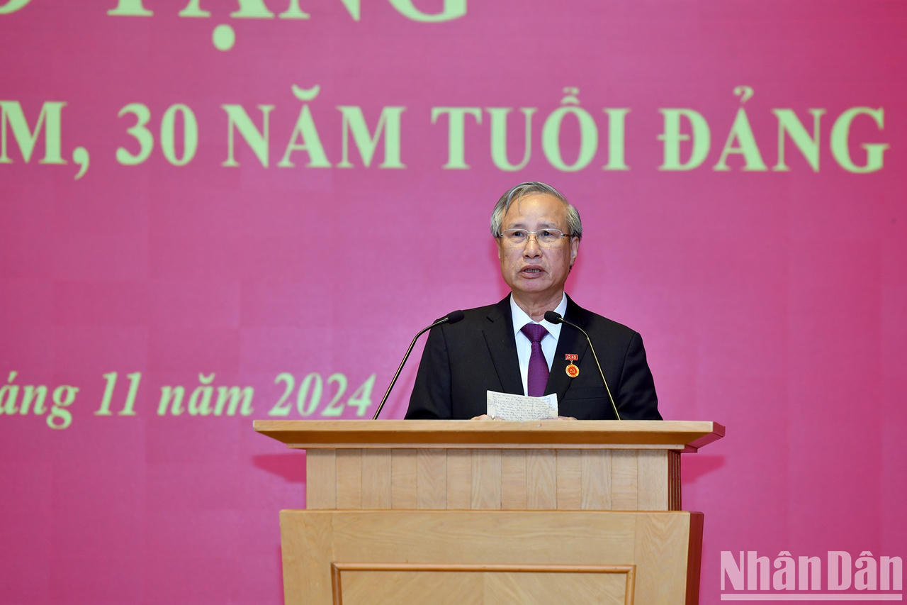 Trao Huy hiệu 45 năm tuổi đảng tặng đồng chí Trần Quốc Vượng