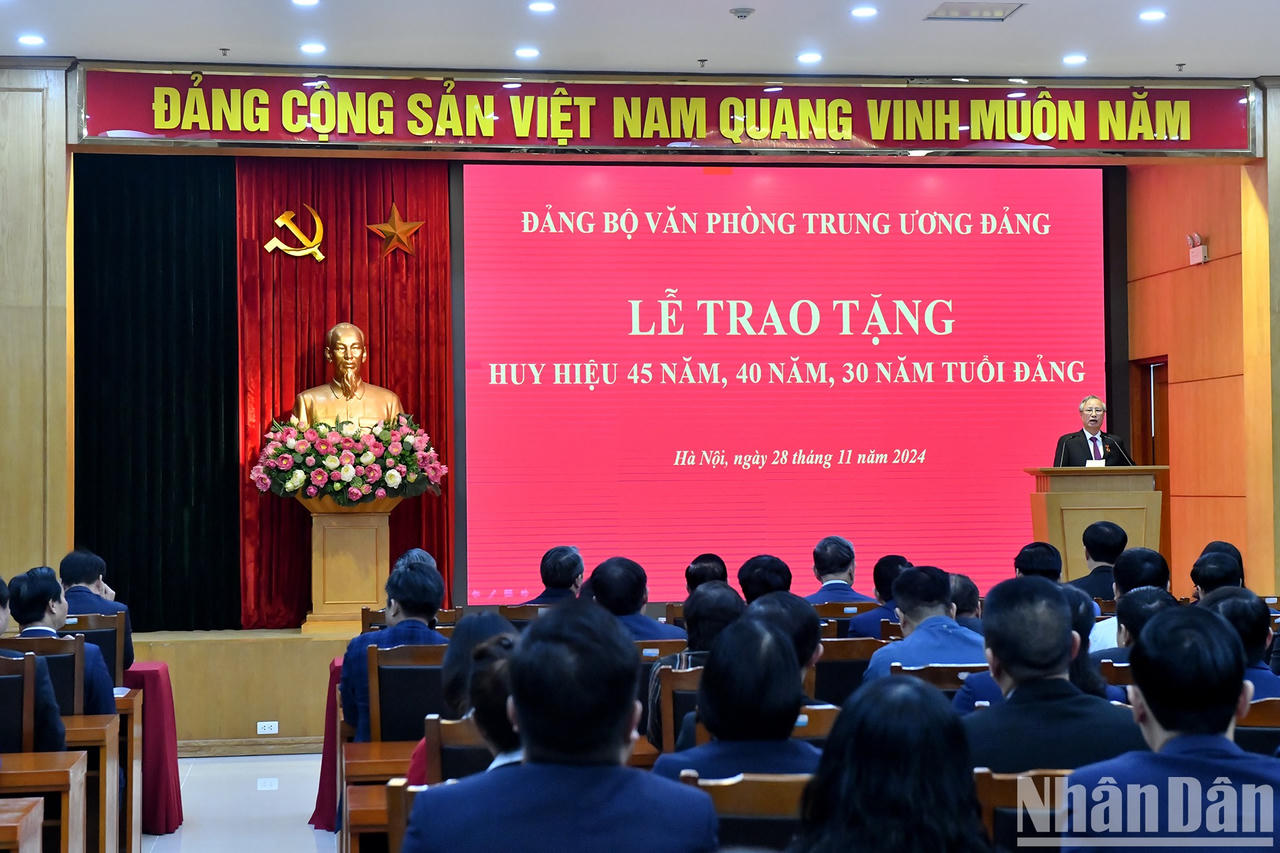 Trao Huy hiệu 45 năm tuổi đảng tặng đồng chí Trần Quốc Vượng