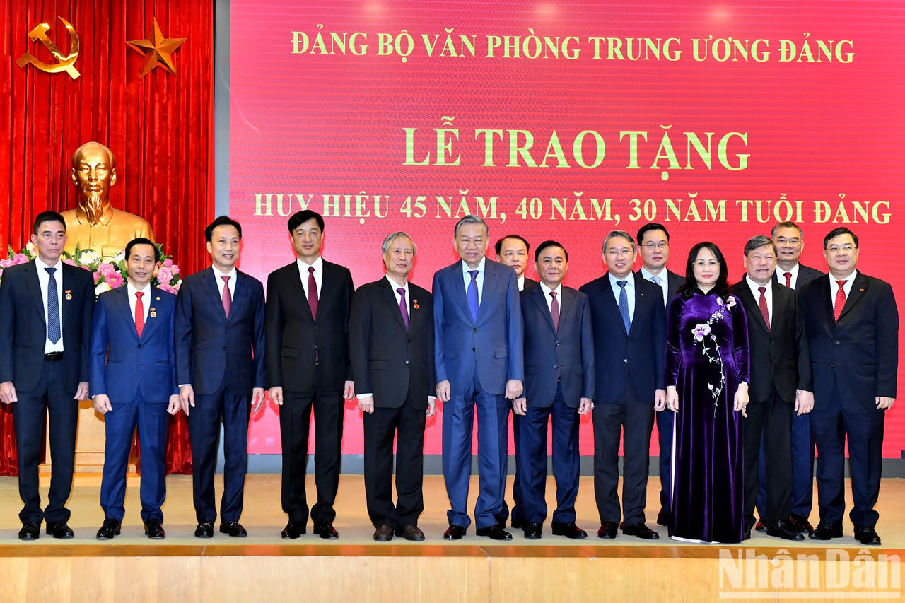 Trao Huy hiệu 45 năm tuổi đảng tặng đồng chí Trần Quốc Vượng