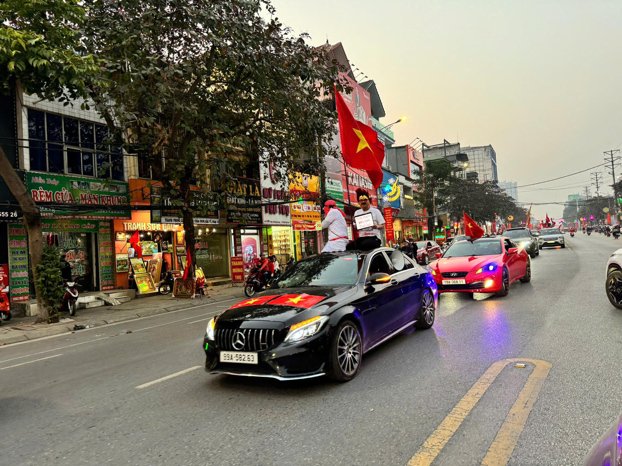 Dòng người đổ về sân Việt Trì tiếp lửa cho đội tuyển Việt Nam 