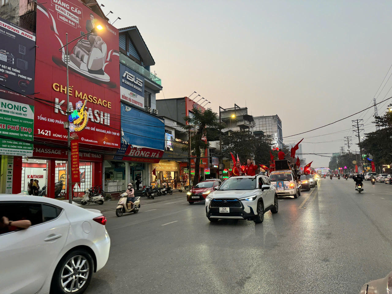 Dòng người đổ về sân Việt Trì tiếp lửa cho đội tuyển Việt Nam 