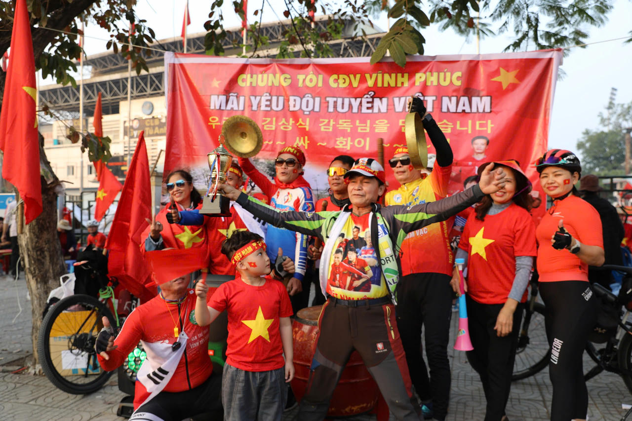 Dòng người đổ về sân Việt Trì tiếp lửa cho đội tuyển Việt Nam 