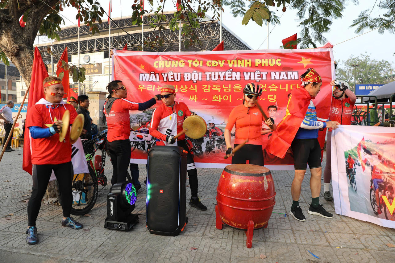 Dòng người đổ về sân Việt Trì tiếp lửa cho đội tuyển Việt Nam 