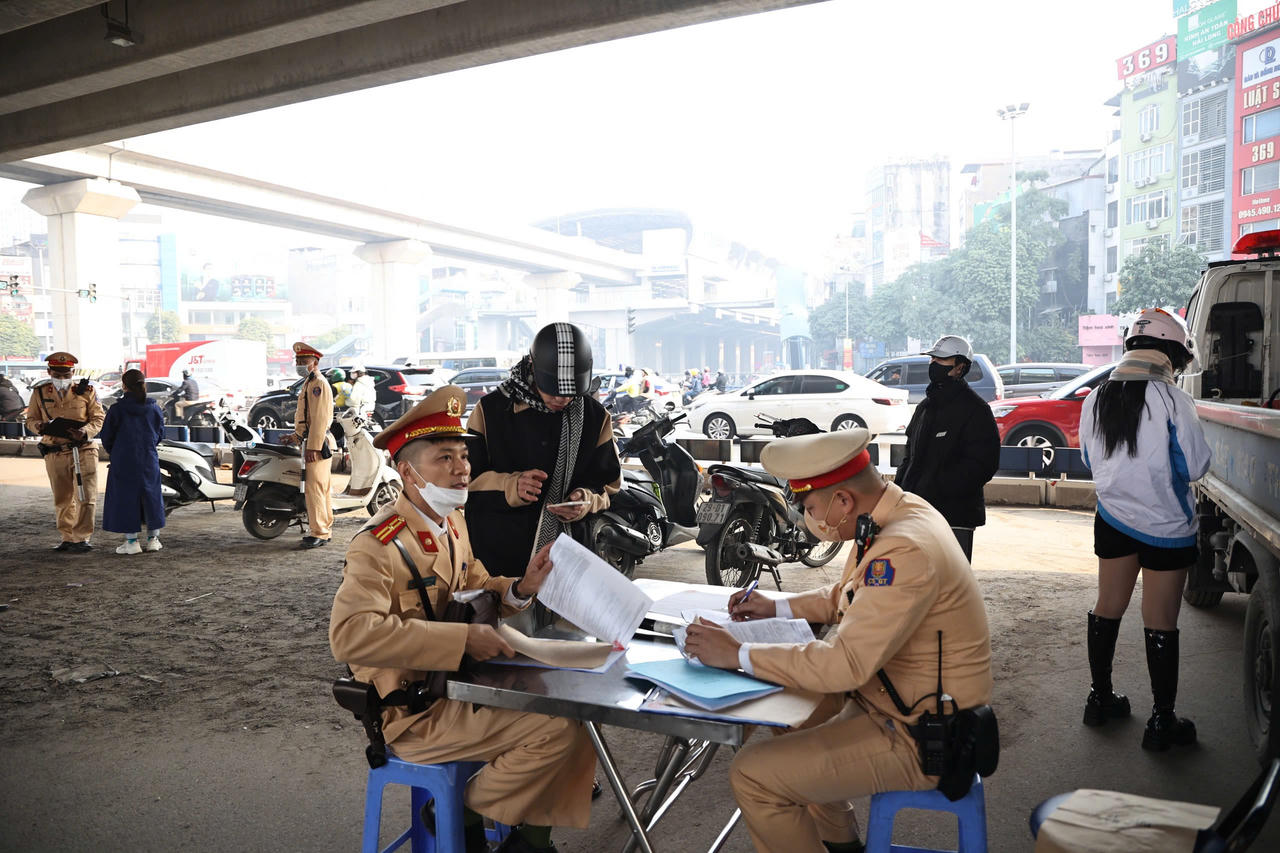 Công an Hà Nội xử phạt hơn 1,6 tỷ đồng trong 24 giờ triển khai xử phạt “tăng nặng” trong vi phạm luật giao thông