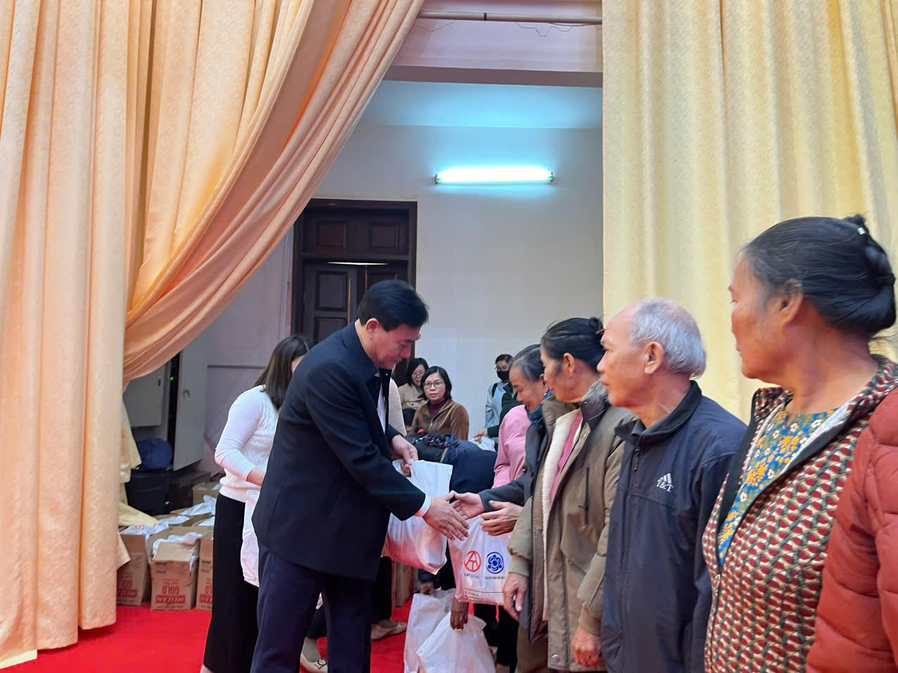 BIDV Chi nhánh Sở giao dịch 1 trao 600 suất quà tết cho người dân có hoàn cảnh đặc biệt khó khăn tại huyện Quảng Xương