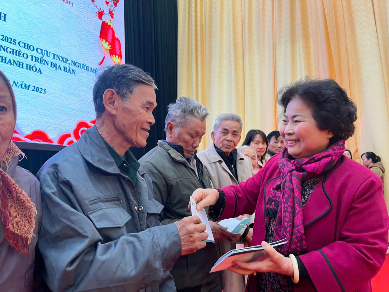 BIDV Chi nhánh Sở giao dịch 1 trao 600 suất quà tết cho người dân có hoàn cảnh đặc biệt khó khăn tại huyện Quảng Xương