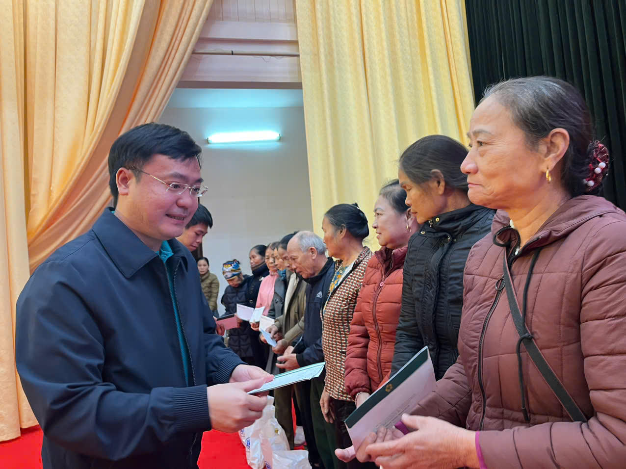 BIDV Chi nhánh Sở giao dịch 1 trao 600 suất quà tết cho người dân có hoàn cảnh đặc biệt khó khăn tại huyện Quảng Xương