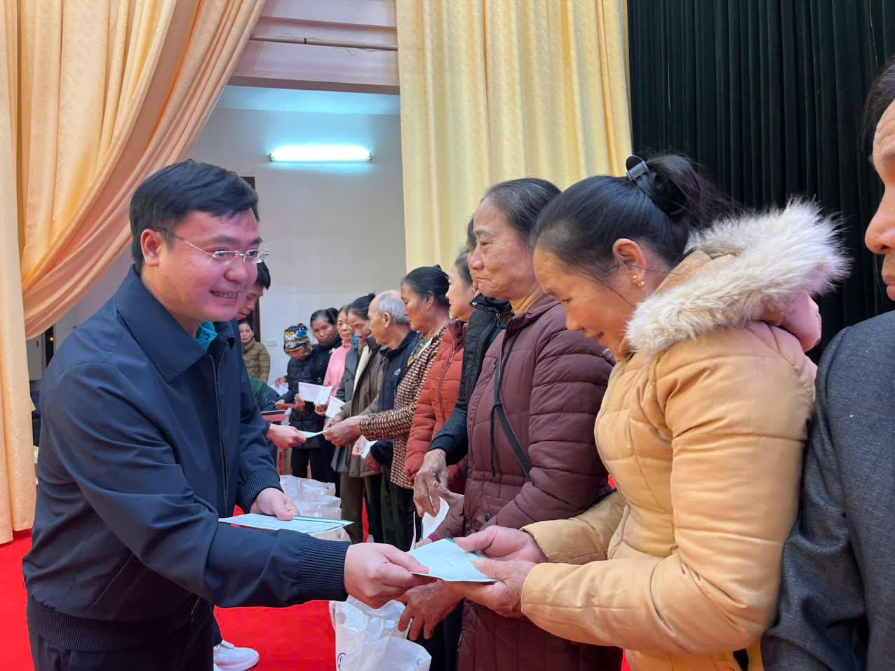 BIDV Chi nhánh Sở giao dịch 1 trao 600 suất quà tết cho người dân có hoàn cảnh đặc biệt khó khăn tại huyện Quảng Xương