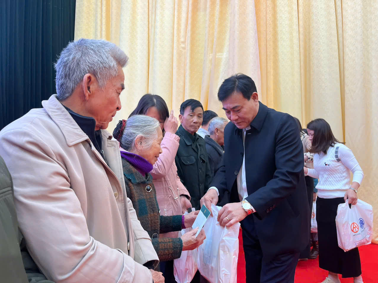 BIDV Chi nhánh Sở giao dịch 1 trao 600 suất quà tết cho người dân có hoàn cảnh đặc biệt khó khăn tại huyện Quảng Xương