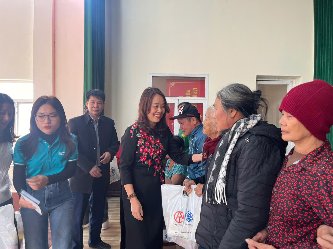 BIDV Chi nhánh Sở giao dịch 1 trao 600 suất quà tết cho người dân có hoàn cảnh đặc biệt khó khăn tại huyện Quảng Xương